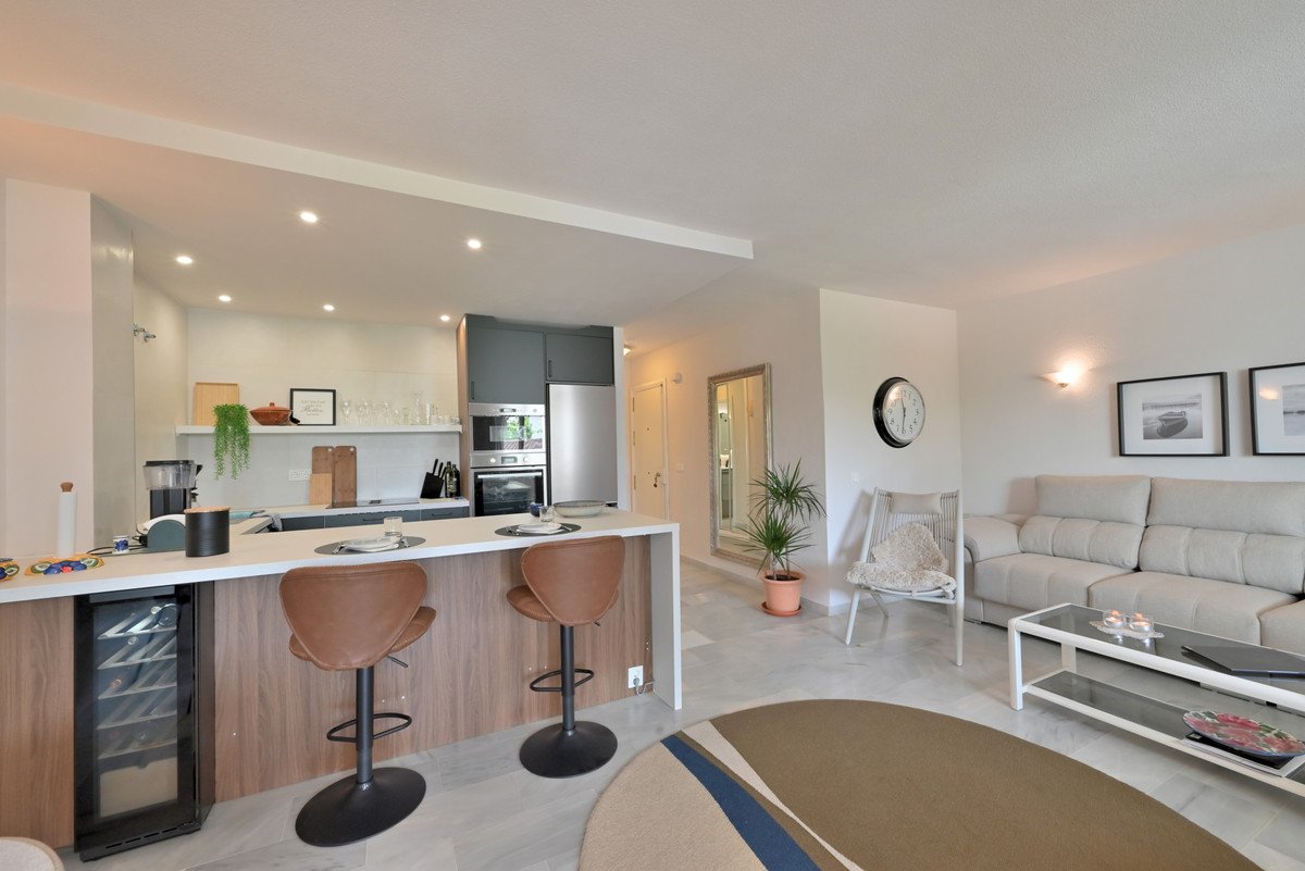 2 Bed Middle Floor Apartment in Calahonda