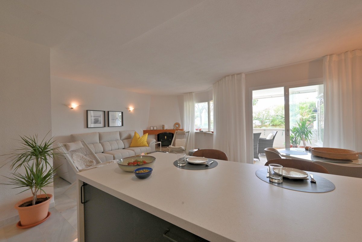 2 Bed Middle Floor Apartment in Calahonda