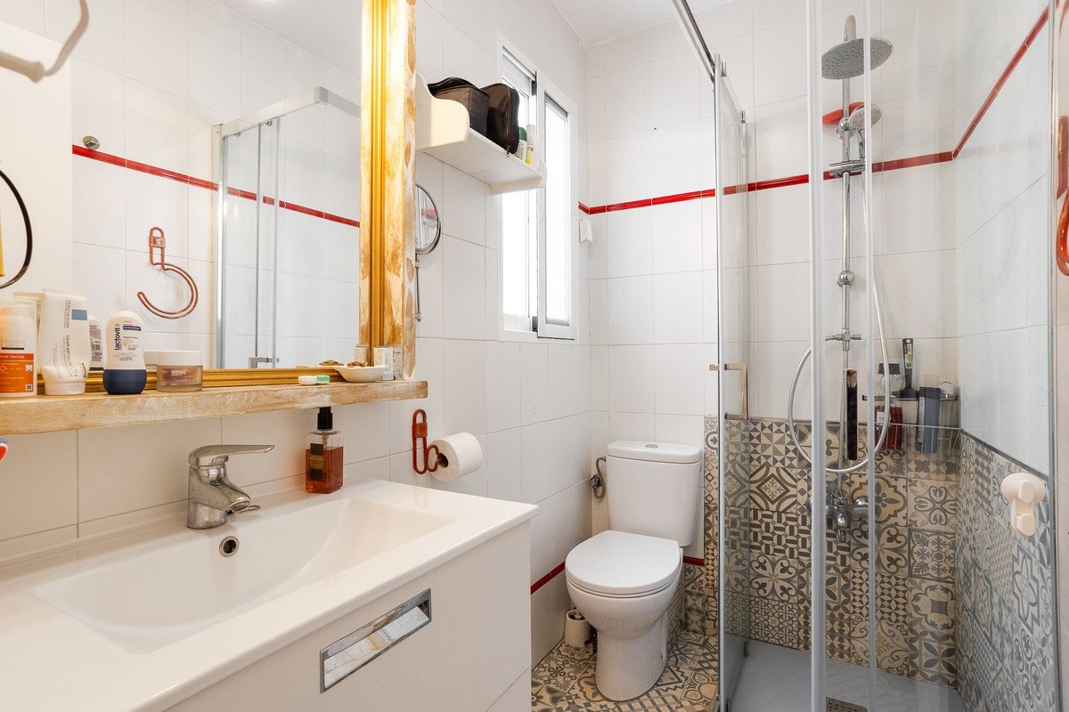 2 Bed Middle Floor Apartment in Los Urrutias