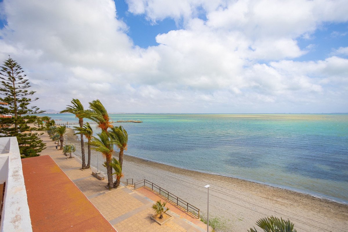 2 Bed Middle Floor Apartment in Los Urrutias