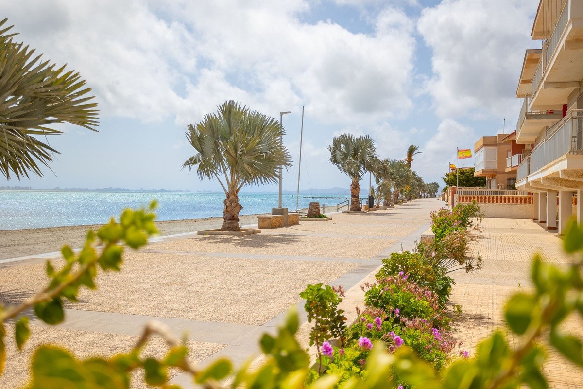 2 Bed Middle Floor Apartment in Los Urrutias