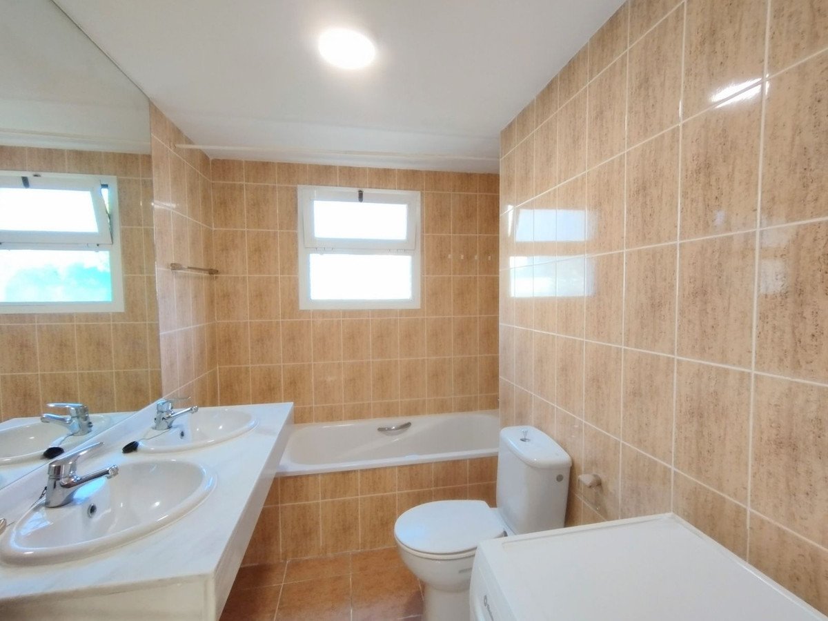 2 Bed Middle Floor Apartment in Calahonda