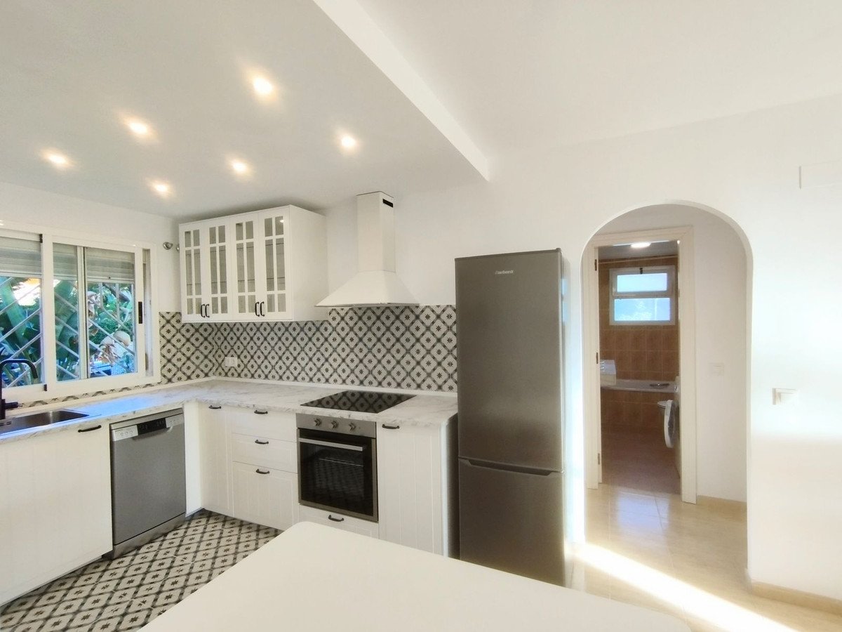2 Bed Middle Floor Apartment in Calahonda