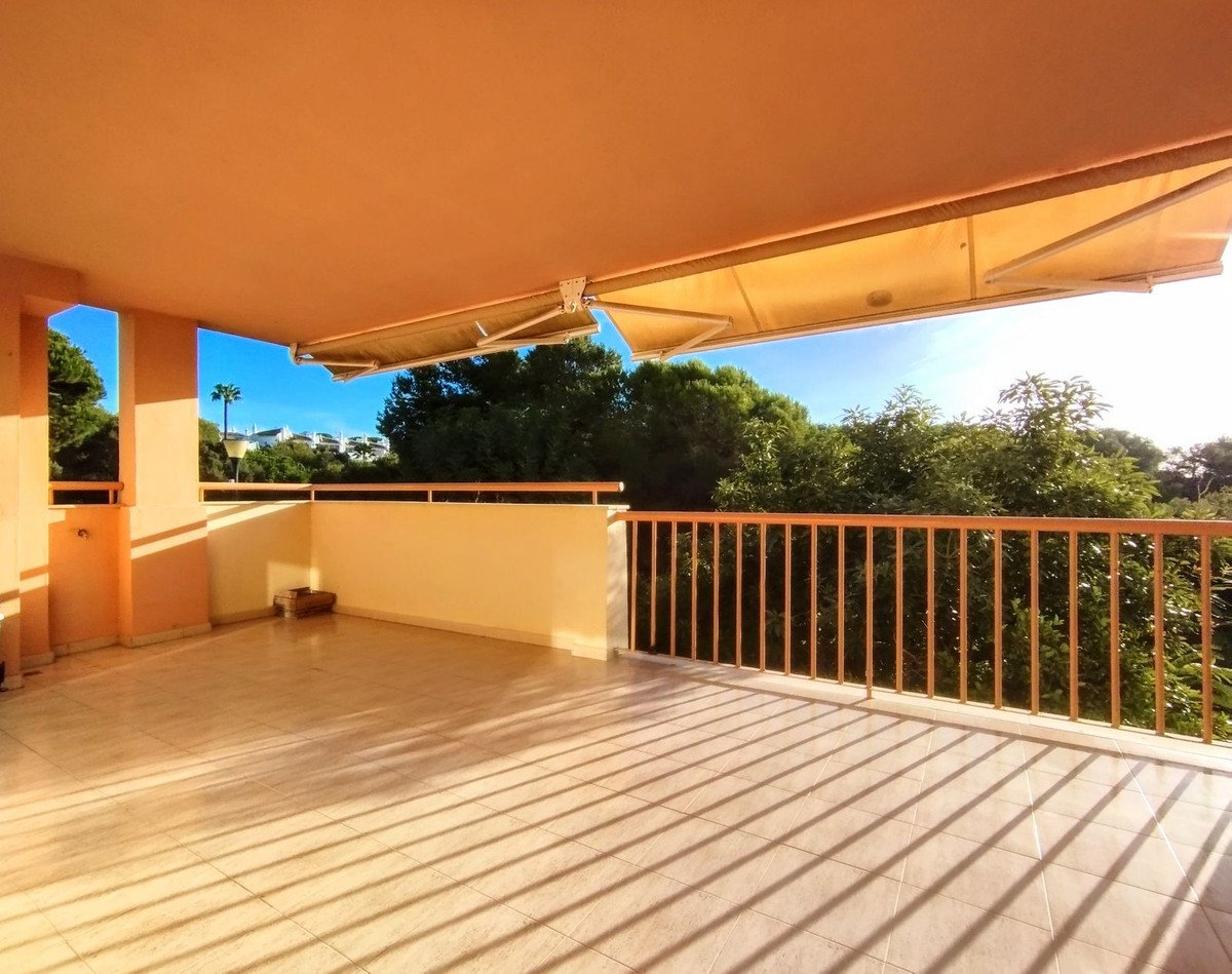 2 Bed Middle Floor Apartment in Calahonda