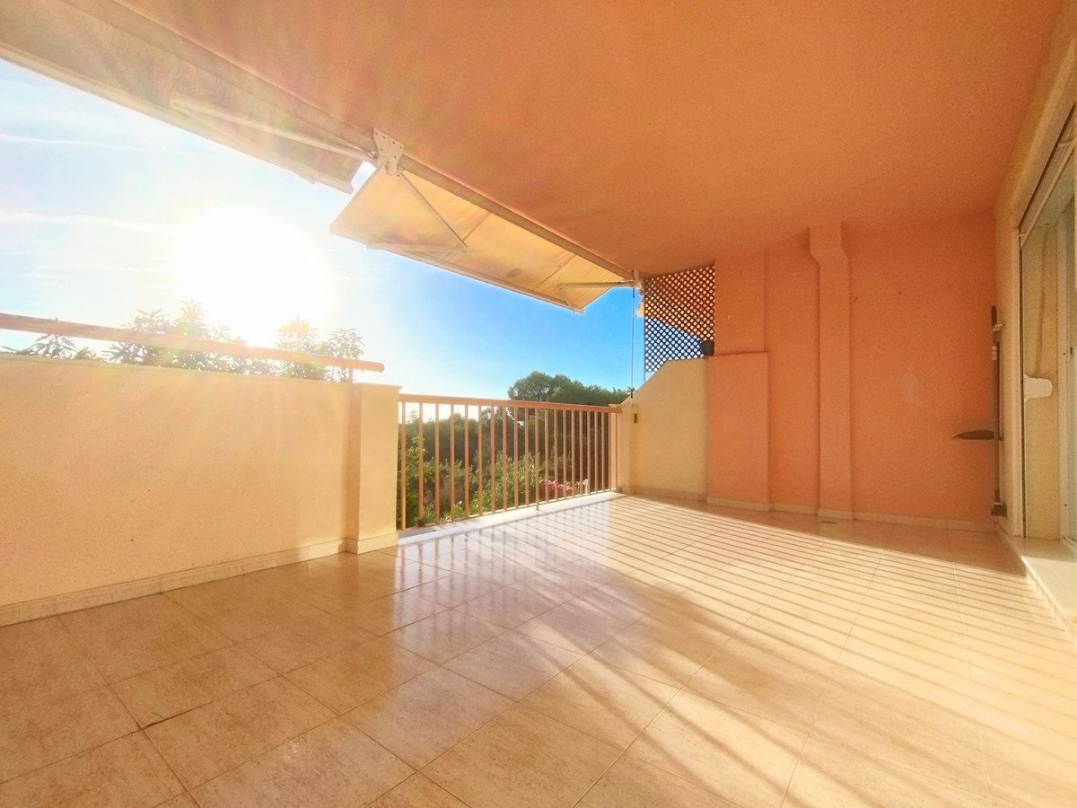 2 Bed Middle Floor Apartment in Calahonda