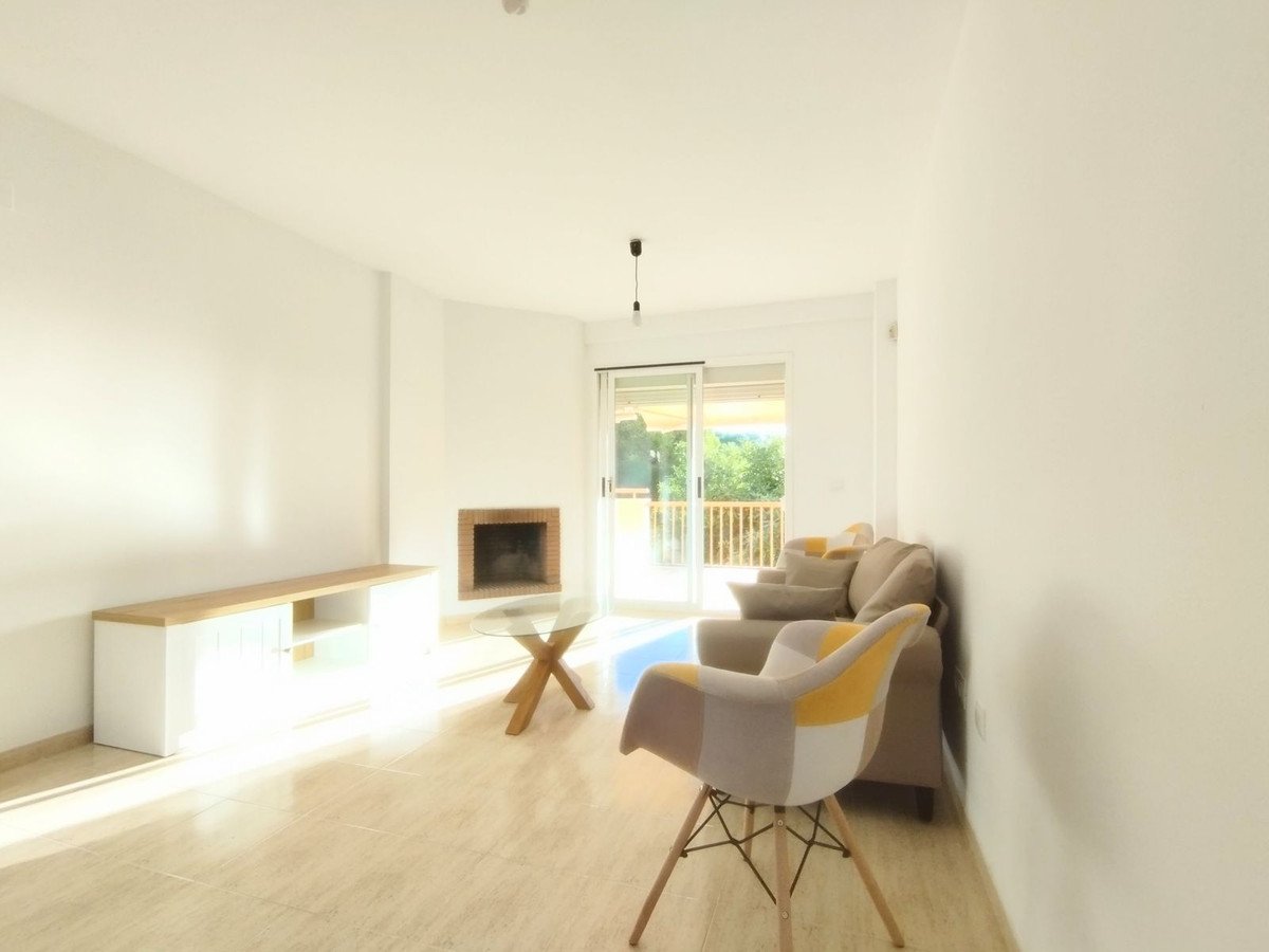 2 Bed Middle Floor Apartment in Calahonda