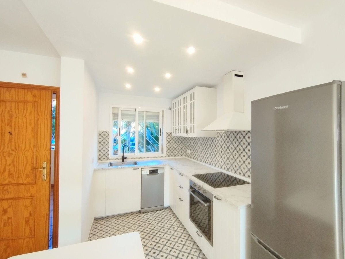 2 Bed Middle Floor Apartment in Calahonda