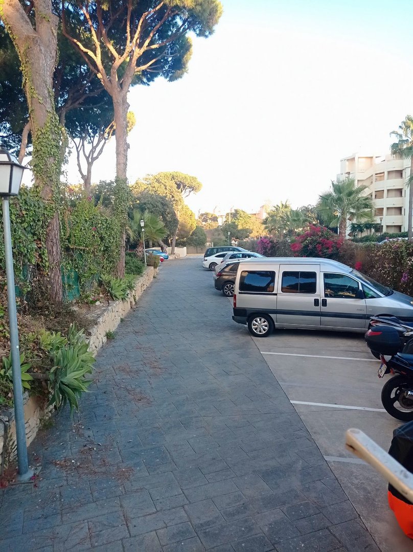 2 Bed Middle Floor Apartment in Calahonda