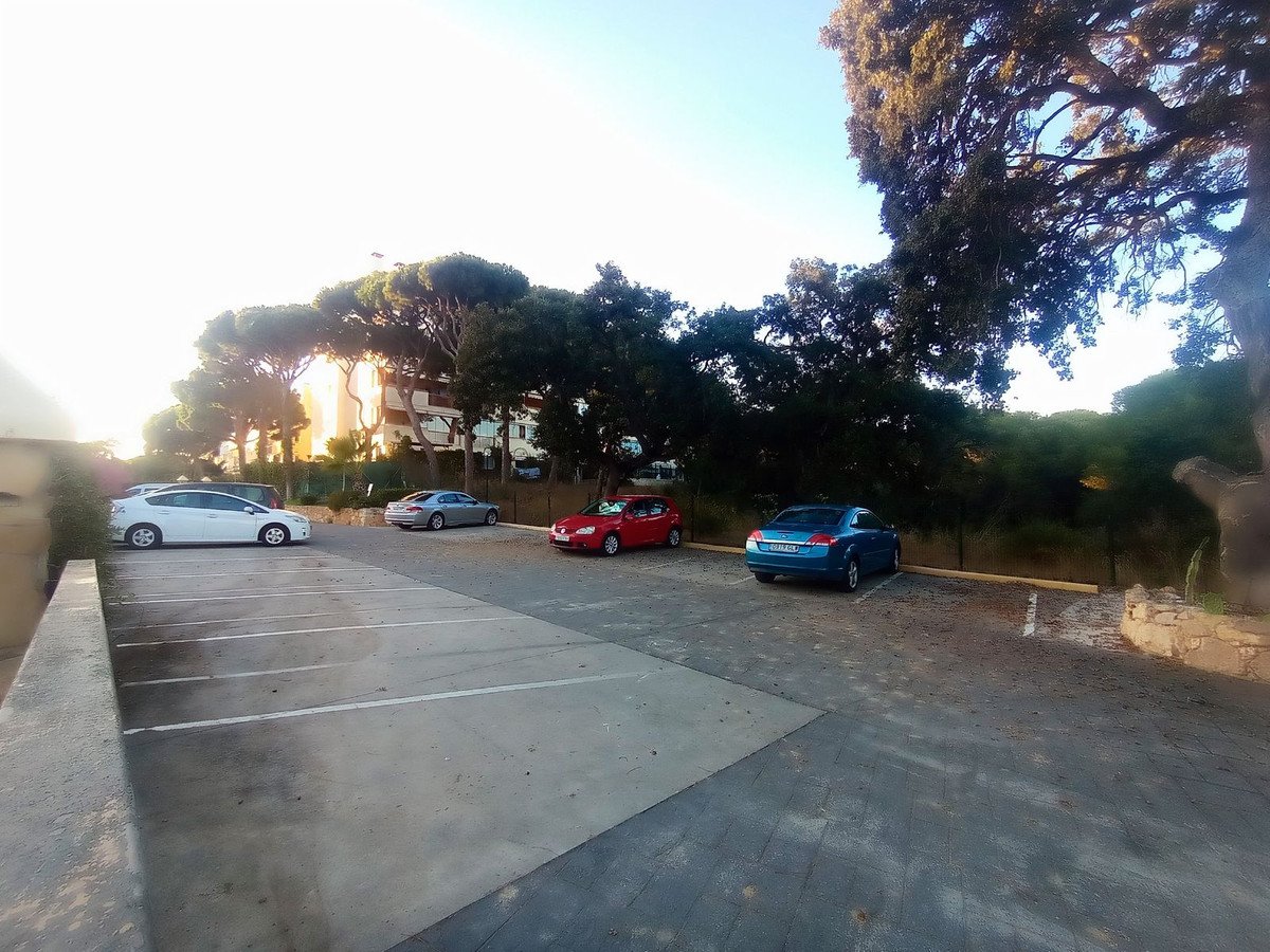 2 Bed Middle Floor Apartment in Calahonda