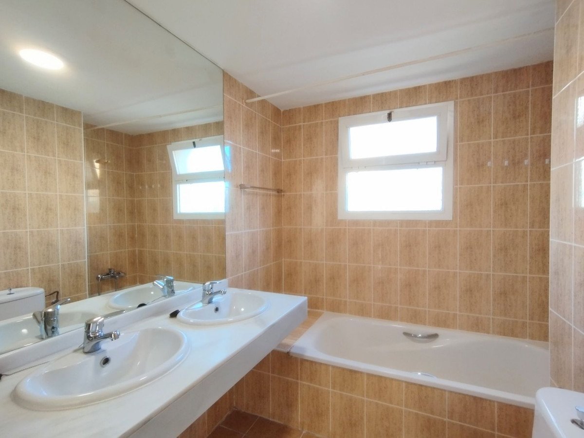 2 Bed Middle Floor Apartment in Calahonda