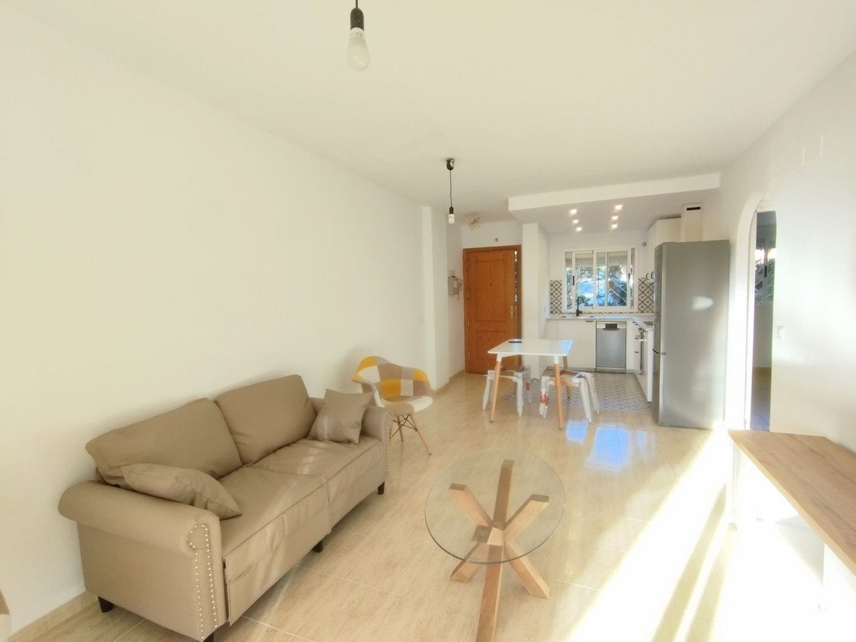 2 Bed Middle Floor Apartment in Calahonda