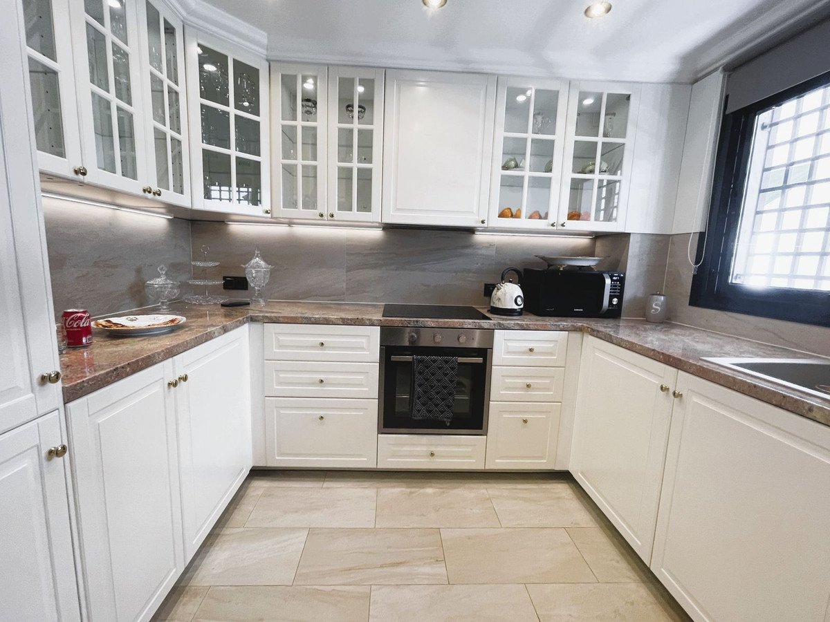 2 Bed Middle Floor Apartment in Calahonda