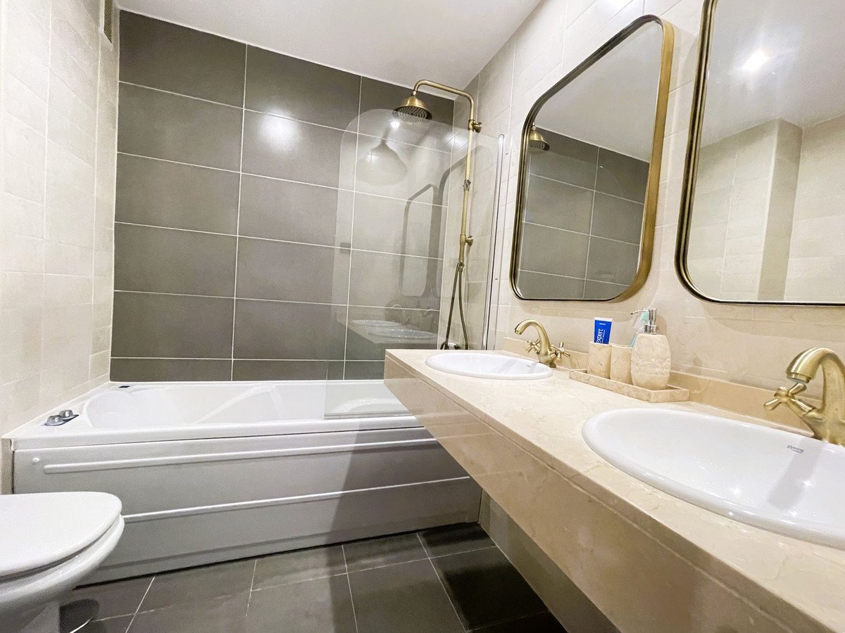 2 Bed Middle Floor Apartment in Calahonda