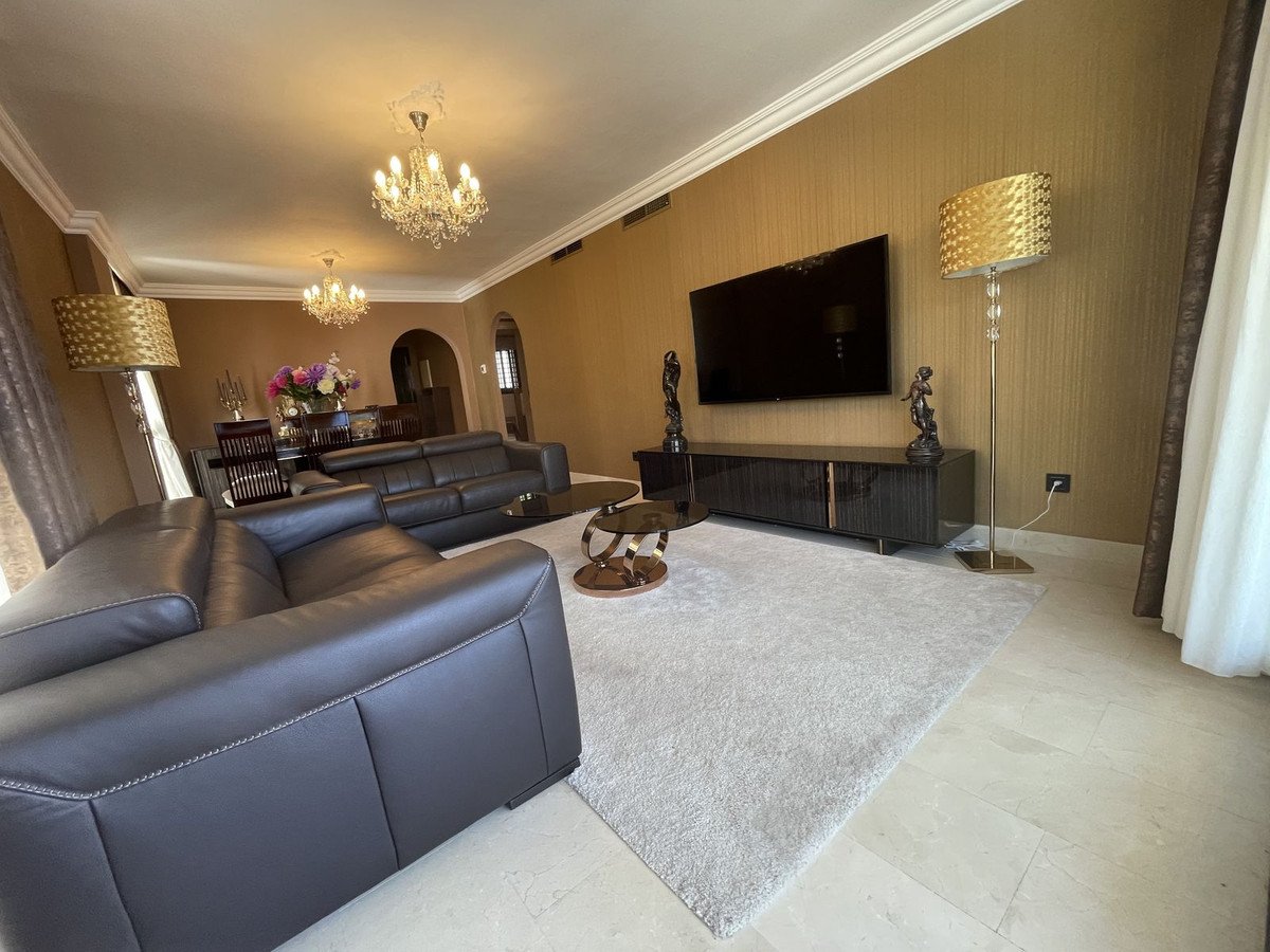 2 Bed Middle Floor Apartment in Calahonda