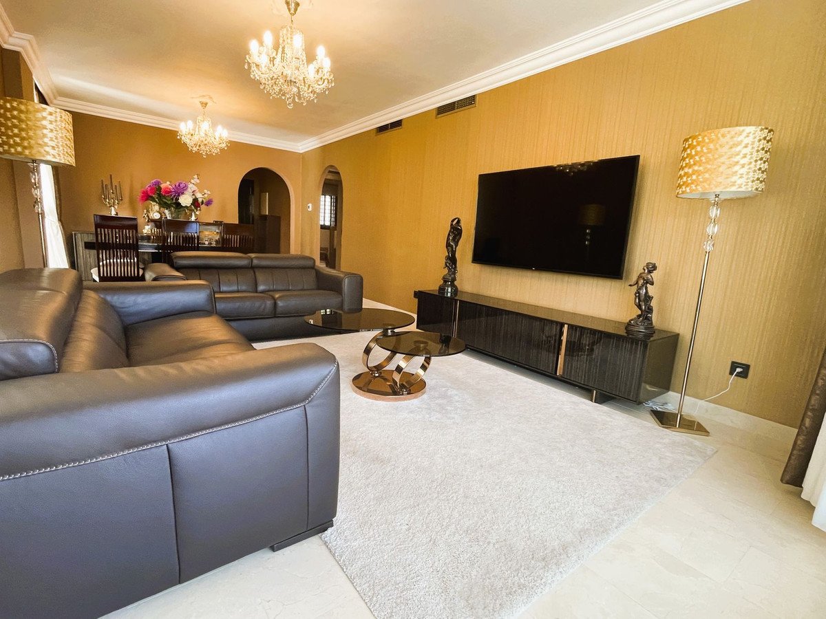 2 Bed Middle Floor Apartment in Calahonda