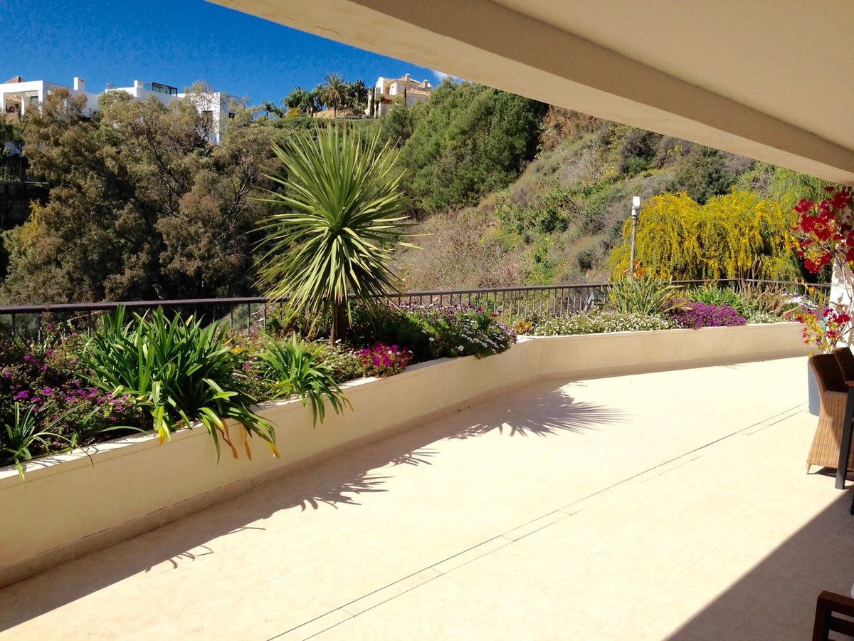 3 Bed Middle Floor Apartment in Altos de los Monteros