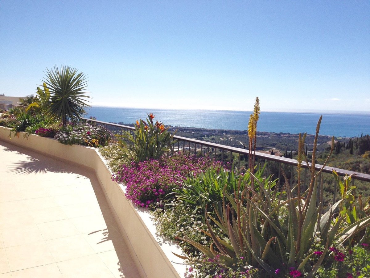 3 Bed Middle Floor Apartment in Altos de los Monteros