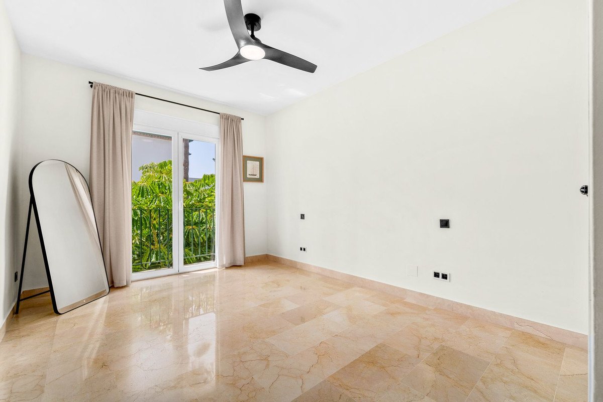 3 Bed Middle Floor Apartment in El Presidente