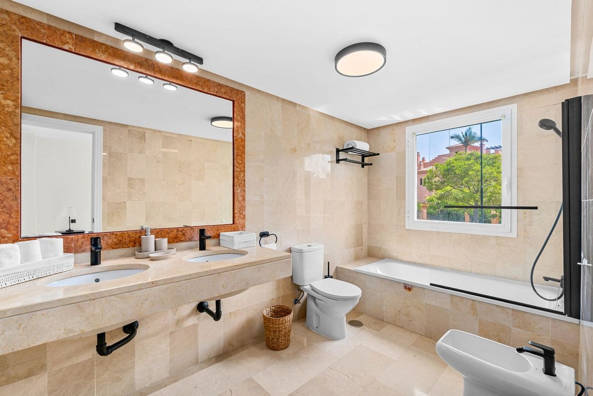 3 Bed Middle Floor Apartment in El Presidente