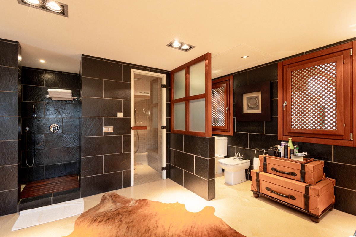 4 Bed Detached Villa in Los Monteros