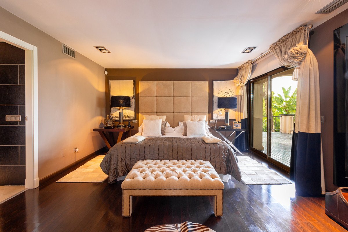 4 Bed Detached Villa in Los Monteros