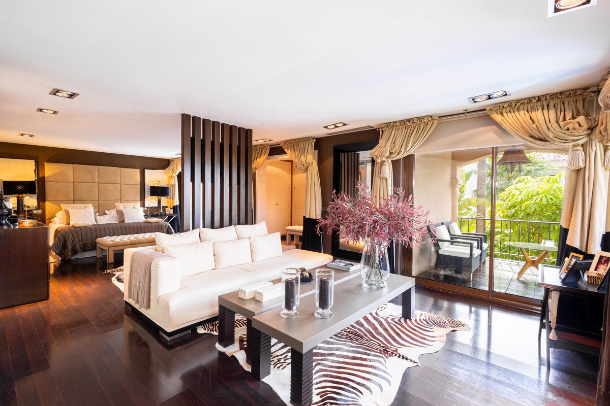 4 Bed Detached Villa in Los Monteros