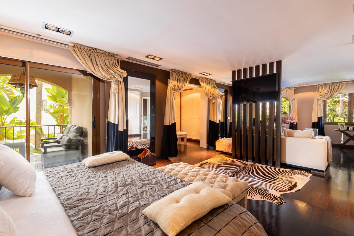 4 Bed Detached Villa in Los Monteros