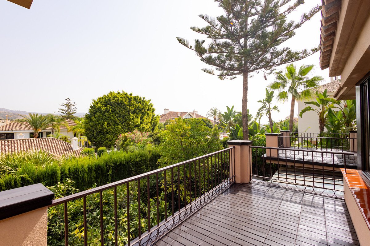 4 Bed Detached Villa in Los Monteros