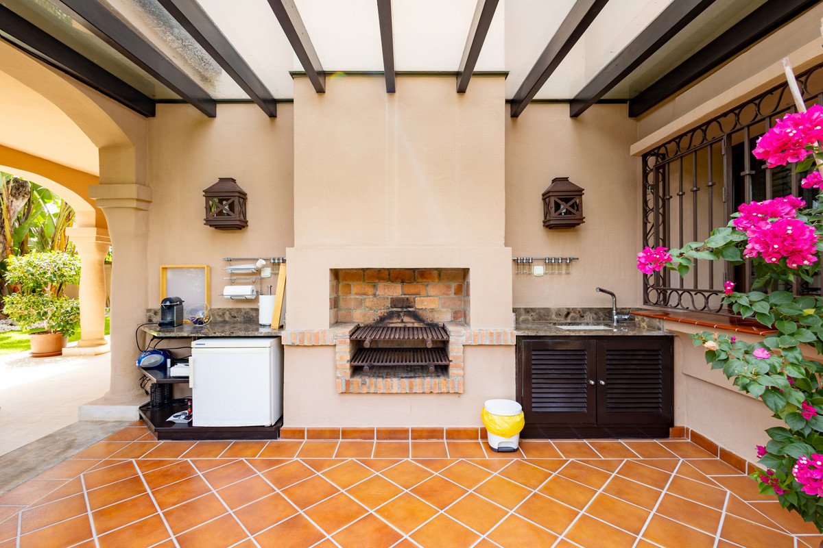4 Bed Detached Villa in Los Monteros