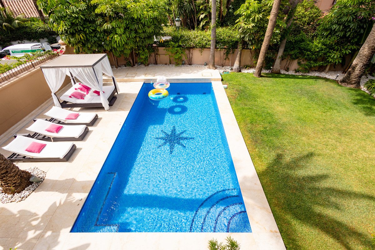 4 Bed Detached Villa in Los Monteros