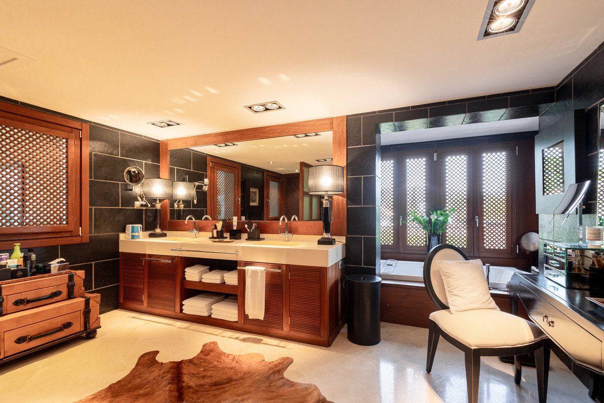 4 Bed Detached Villa in Los Monteros