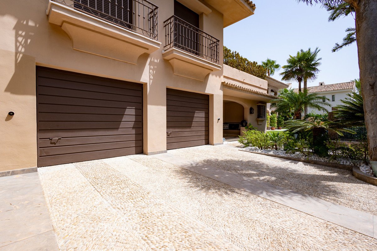 4 Bed Detached Villa in Los Monteros