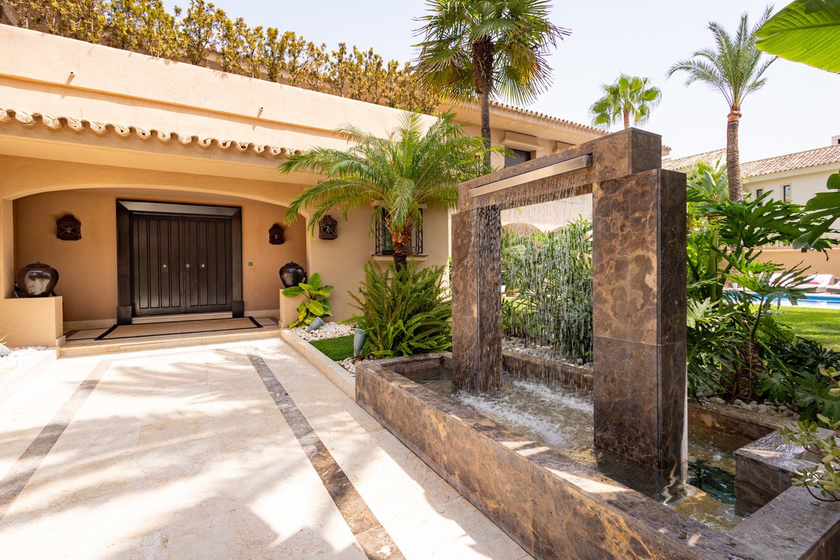 4 Bed Detached Villa in Los Monteros