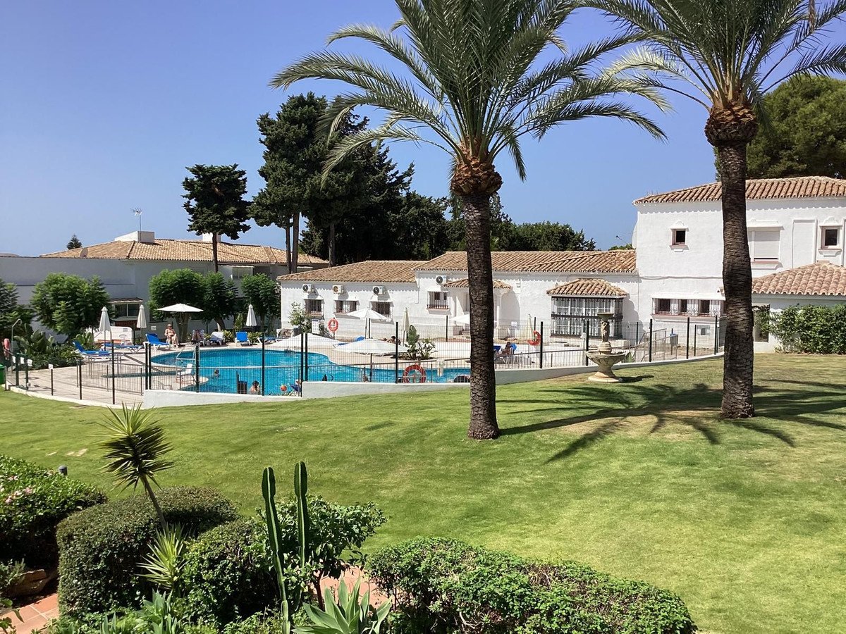 1 Bed Top Floor Apartment in El Paraiso