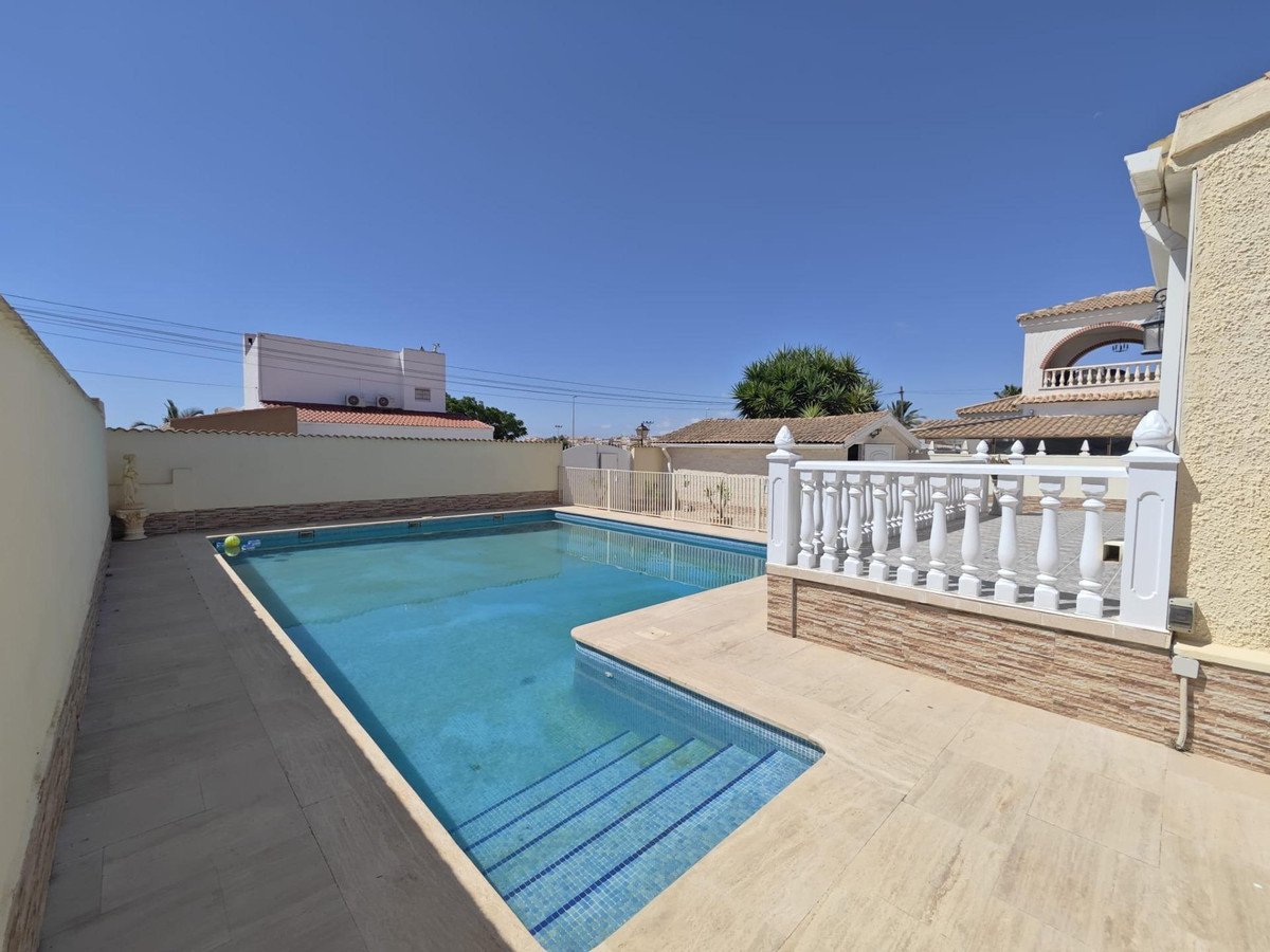 2 Bed Detached Villa in Orihuela Costa