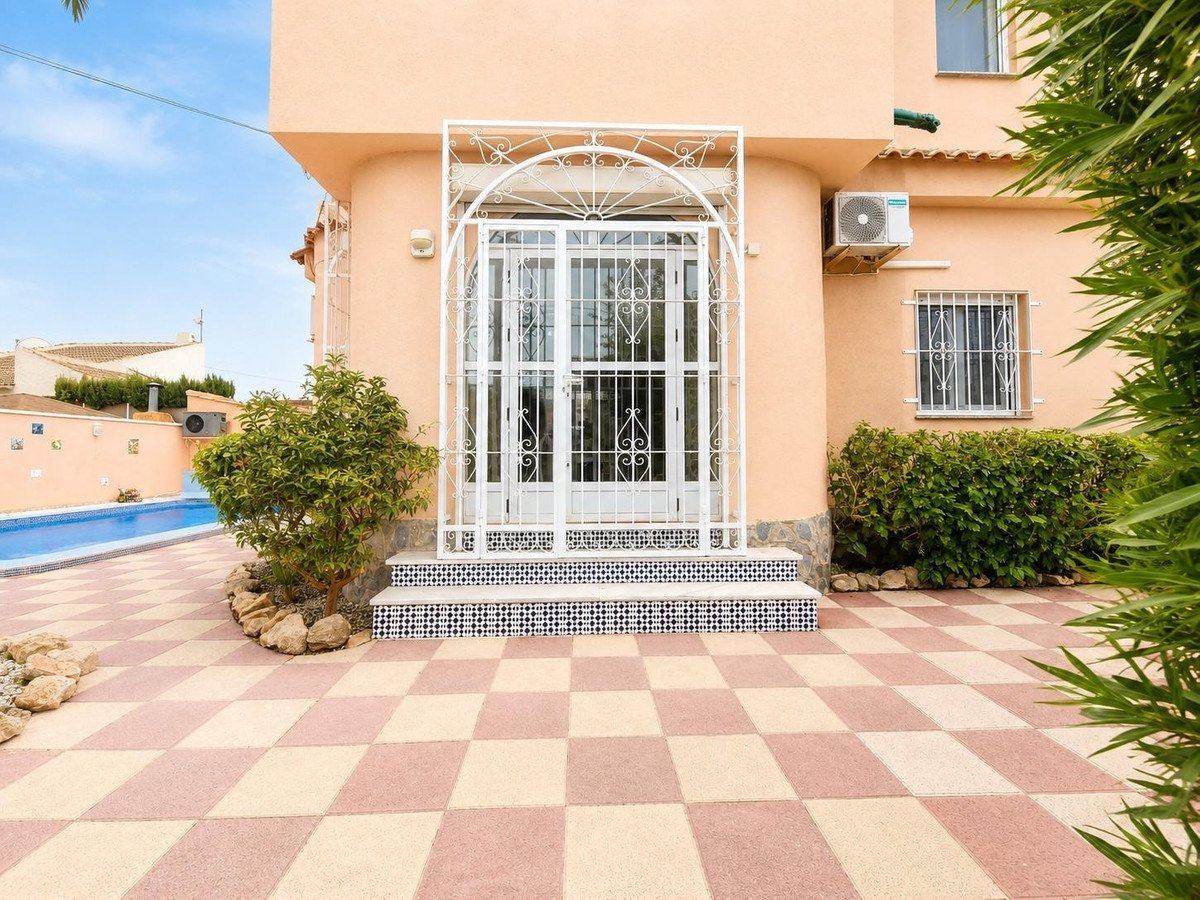 3 Bed Detached Villa in Mil Palmeras