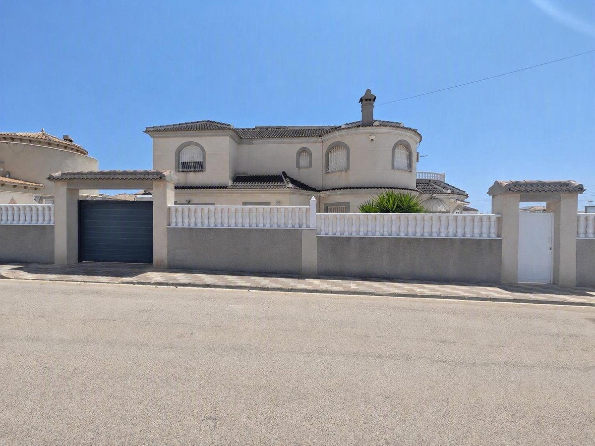 3 Bed Detached Villa in La Siesta