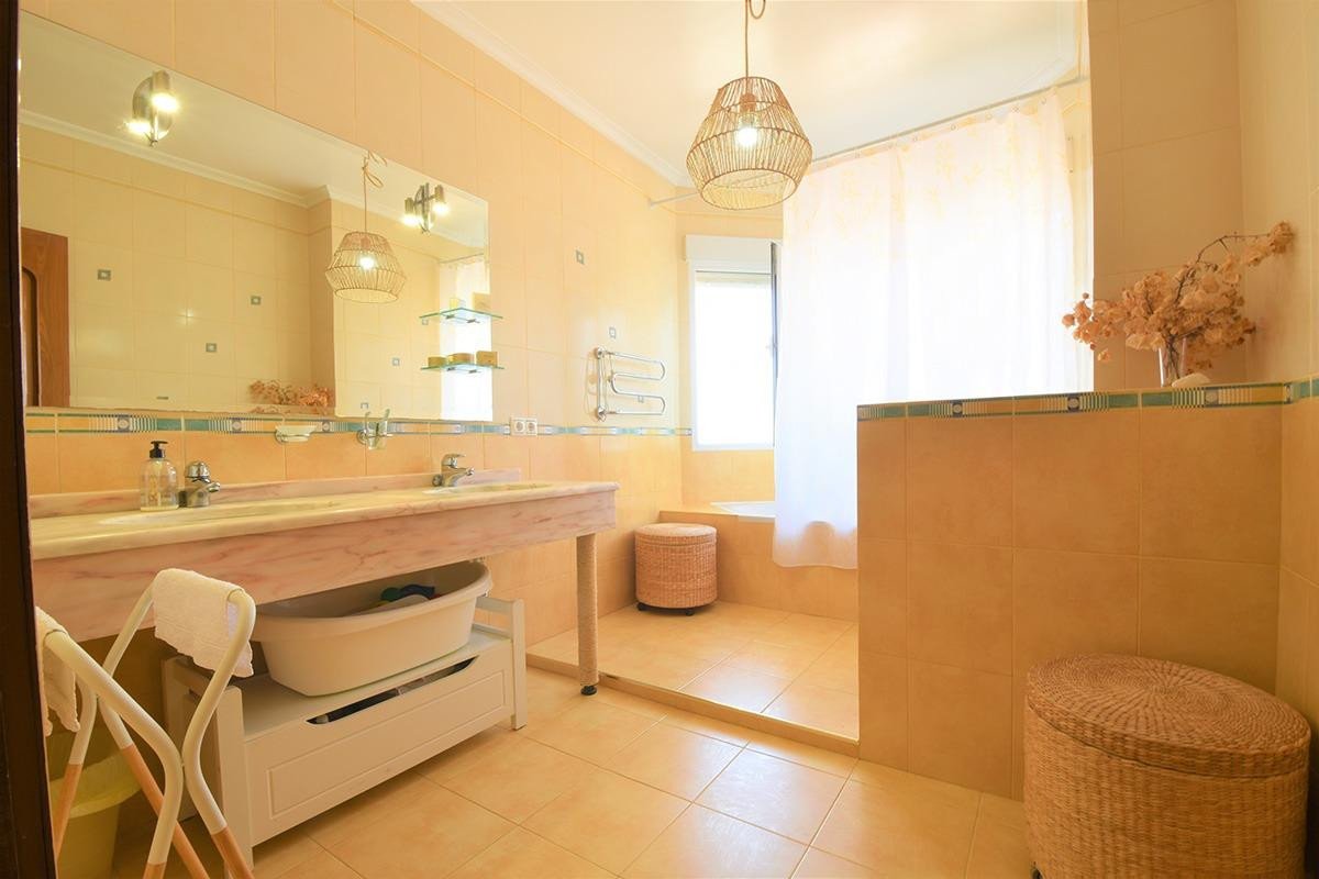 5 Bed Detached Villa in Rojales