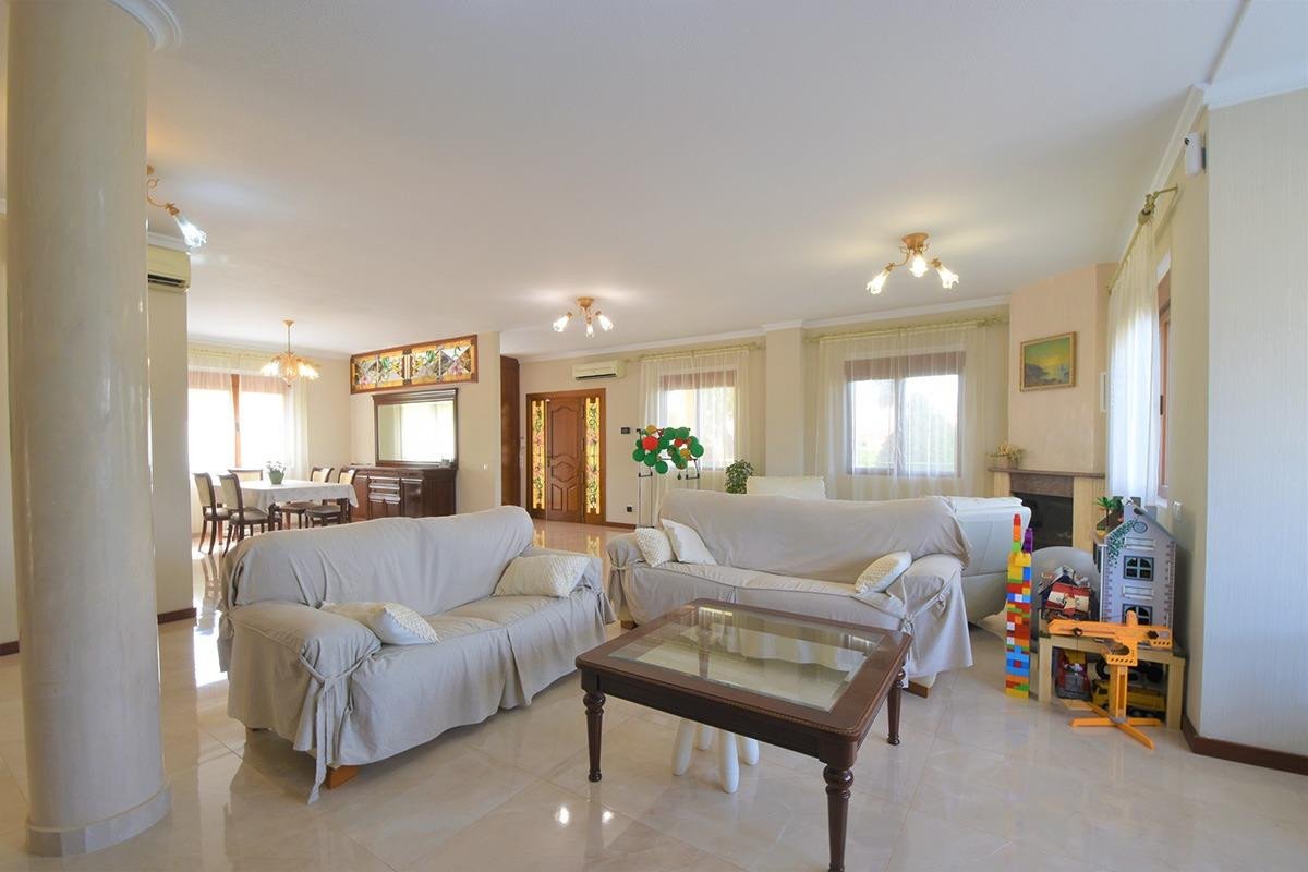 5 Bed Detached Villa in Rojales