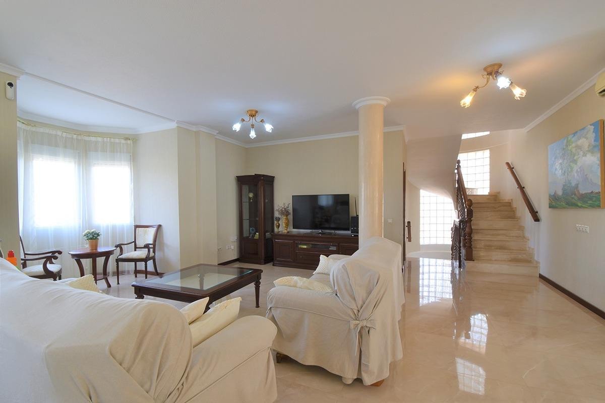 5 Bed Detached Villa in Rojales