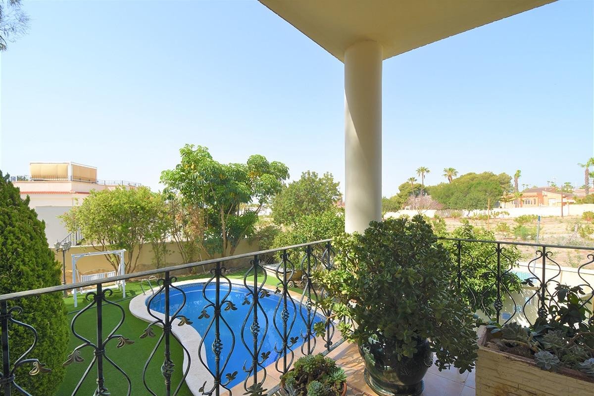 5 Bed Detached Villa in Rojales