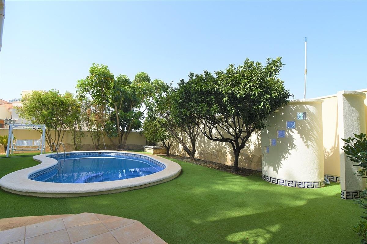 5 Bed Detached Villa in Rojales