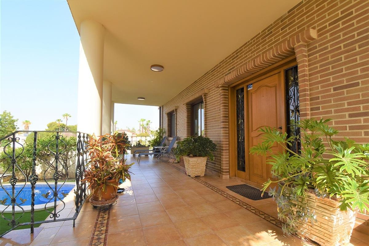 5 Bed Detached Villa in Rojales