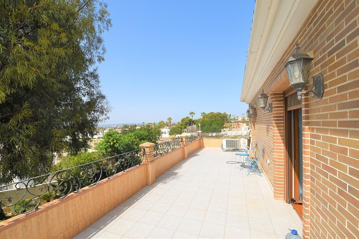 5 Bed Detached Villa in Rojales
