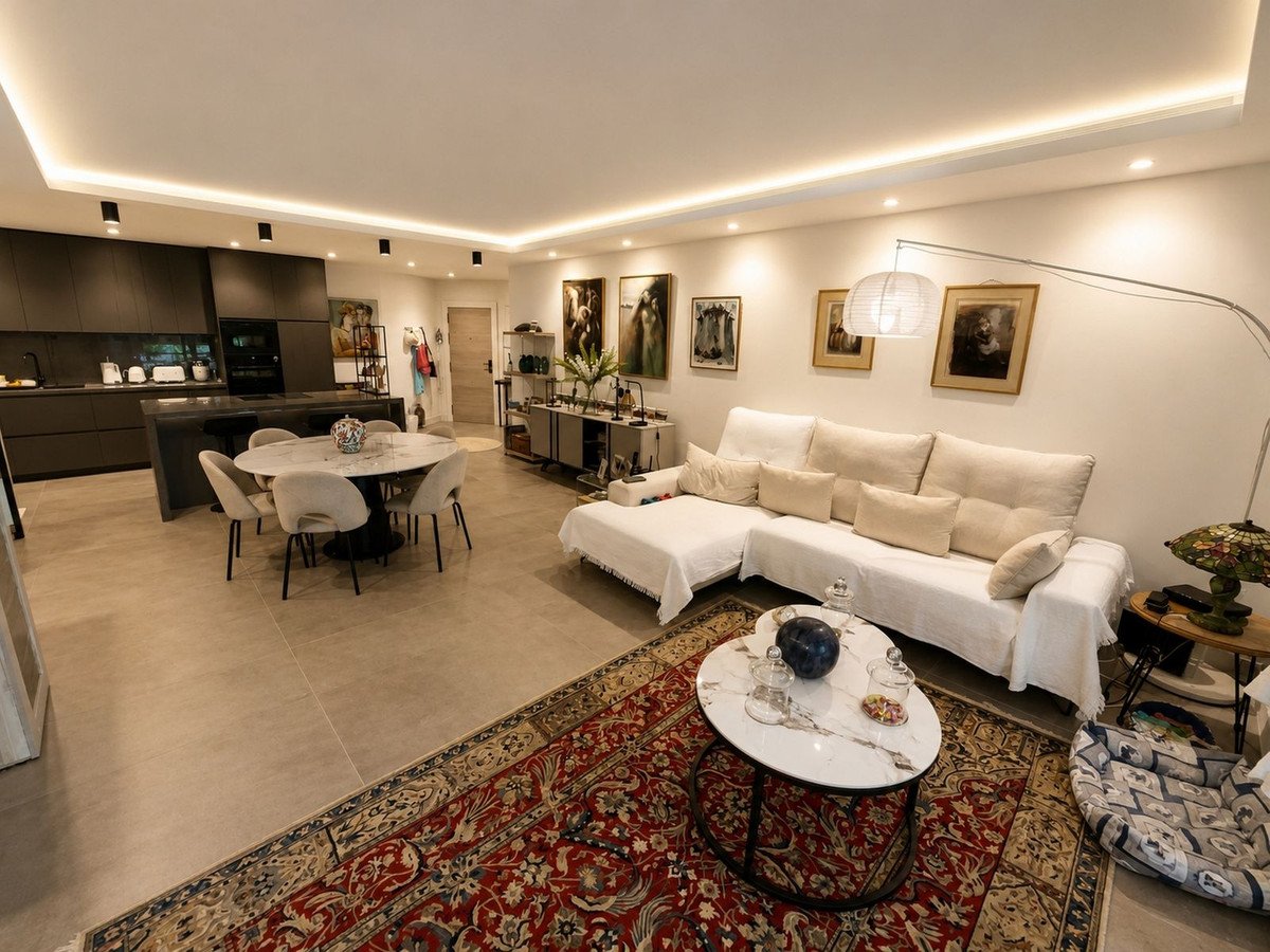 2 Bed Middle Floor Apartment in Estepona