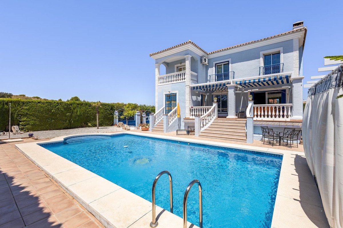 4 Bed Detached Villa in Coín