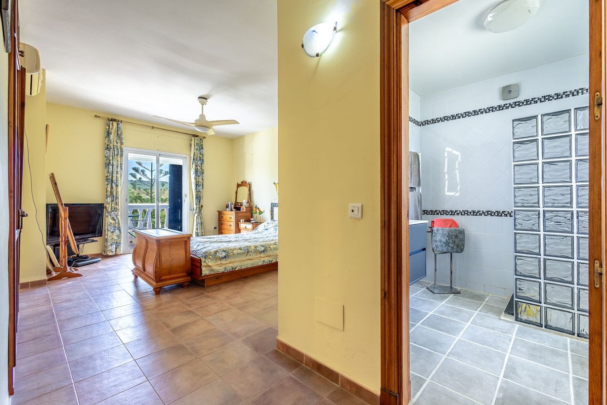4 Bed Detached Villa in Coín