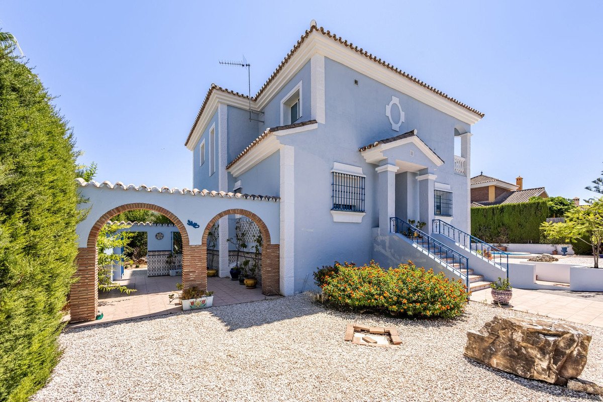 4 Bed Detached Villa in Coín