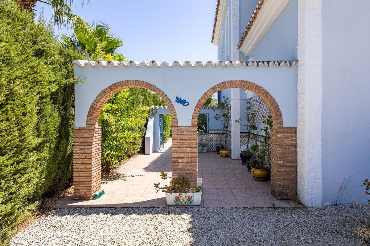 4 Bed Detached Villa in Coín
