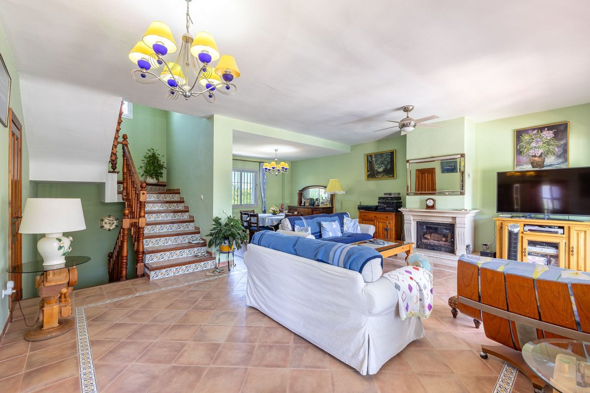 4 Bed Detached Villa in Coín